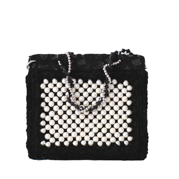 Pearl bag in black lace