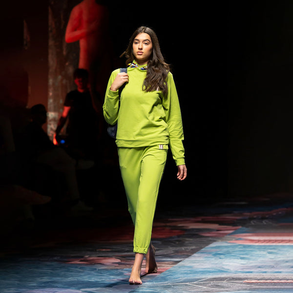 Mono verde ácido con capucha estampada