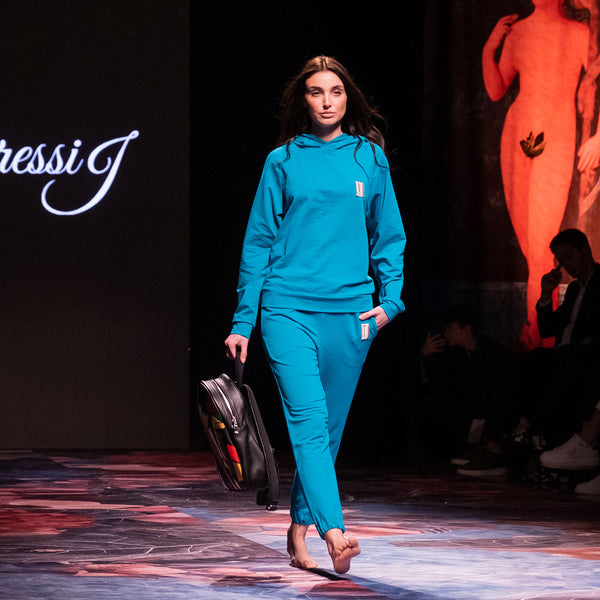 Mono turquesa con capucha estampada
